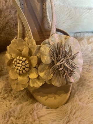 Sandalias Lodi tacón dorado flor