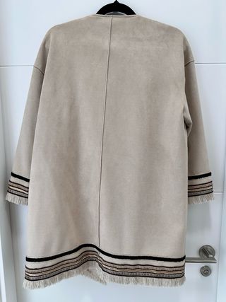 Abrigo beige con detalles