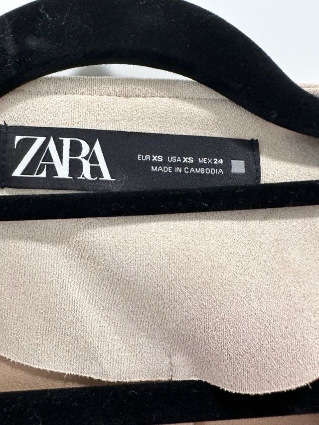 Abrigo beige con detalles