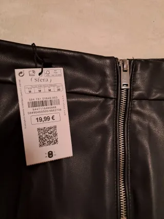 Falda polipiel negra corta con etiqueta