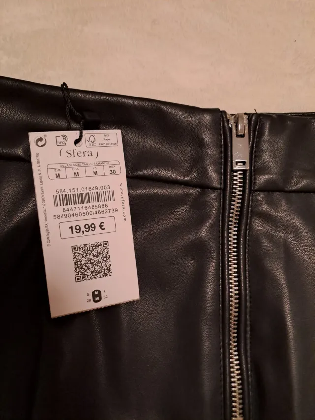 Falda polipiel negra corta con etiqueta