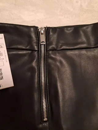 Falda polipiel negra corta con etiqueta