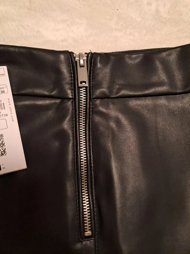 Falda polipiel negra corta con etiqueta