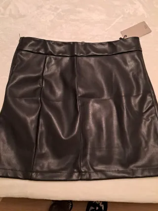 Falda polipiel negra corta con etiqueta