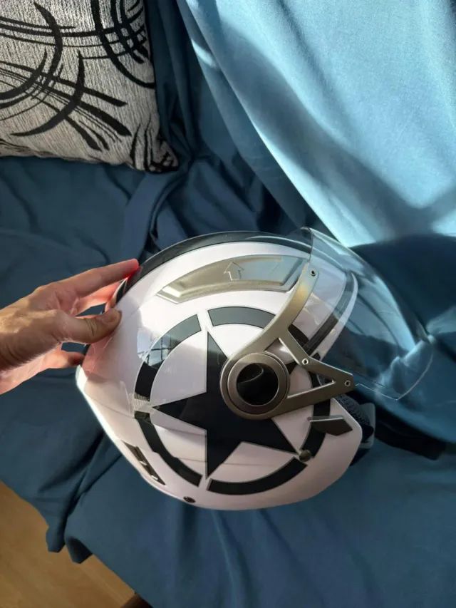 Casco moto nuevo con visera y estrellas