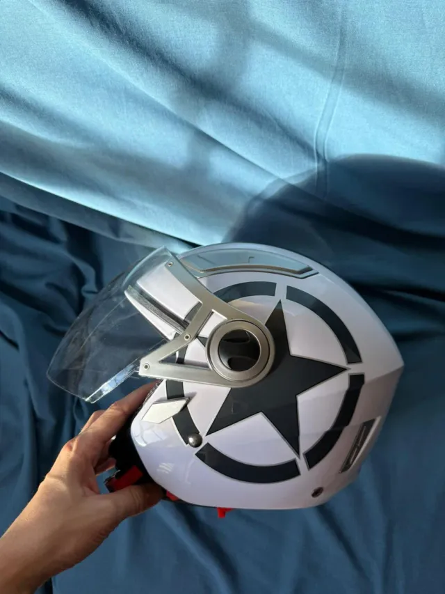 Casco moto nuevo con visera y estrellas