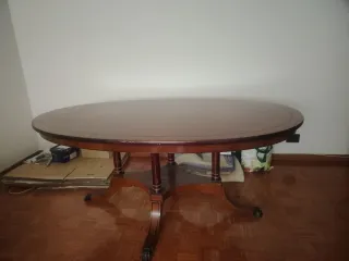 Mesa de comedor ovalada de madera