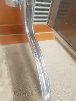 Antico grande spremiagrumi metallico