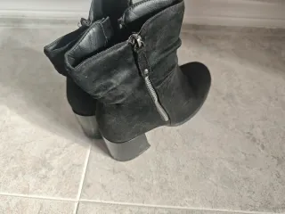 Botines negros con cremallera