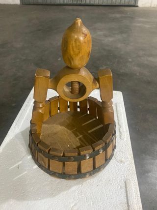 Schiaccianoci in legno a forma di noce