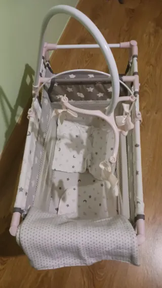 Cuna de juguete con móvil