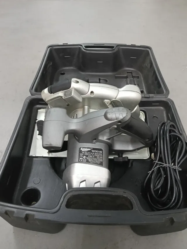 Sierra Circular Genfom 1200W con maletín