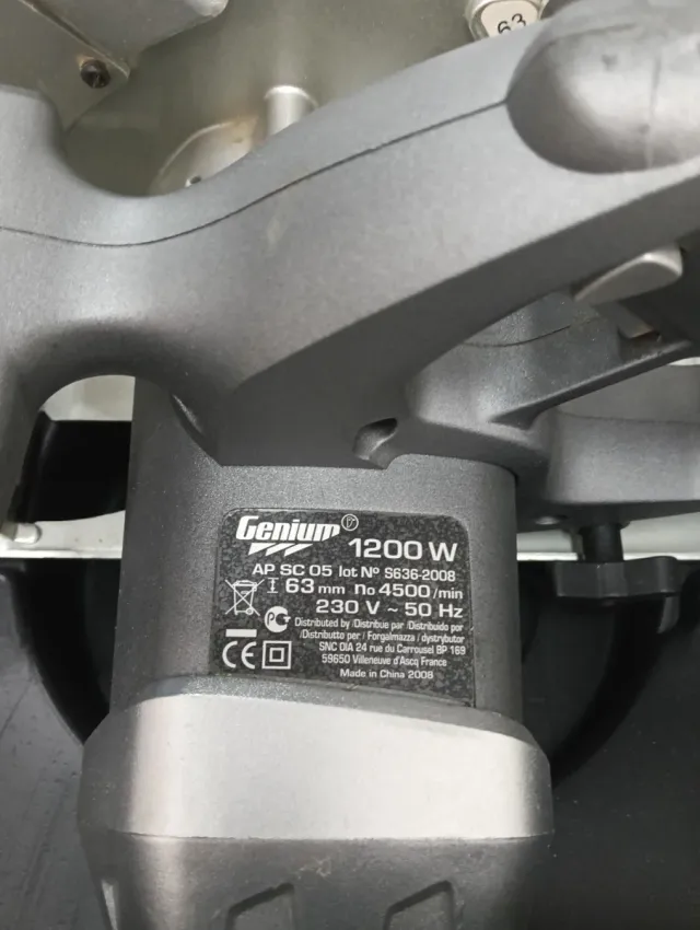 Sierra Circular Genfom 1200W con maletín