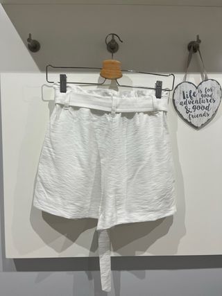 Falda pantalón blanca con cinturón. solo envío