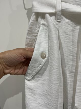 Falda pantalón blanca con cinturón. solo envío