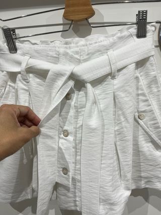 Falda pantalón blanca con cinturón. solo envío