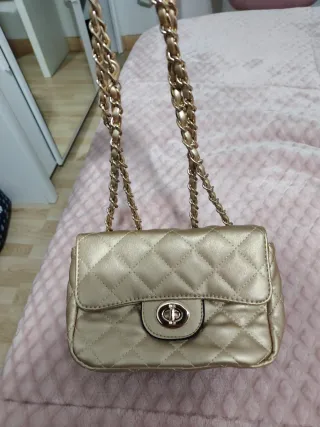 Bolso dorado acolchado con cadena