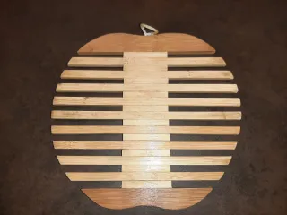 Sottopentola in legno a forma di mela