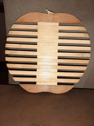 Sottopentola in legno a forma di mela