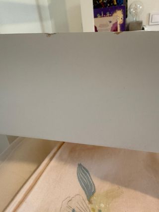 Cama litera en forma de casita blanca.