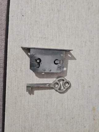 Cerradura antigua derecha