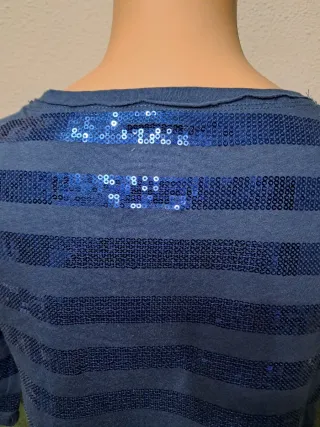Blusa azul con rayas de lentejuelas