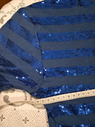 Blusa azul con rayas de lentejuelas