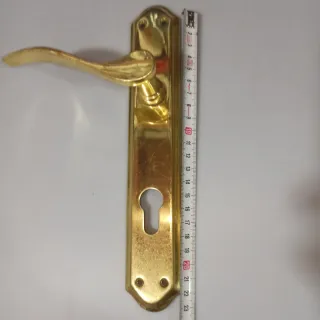 Manilla de puerta dorada con bocallave dé 85mm