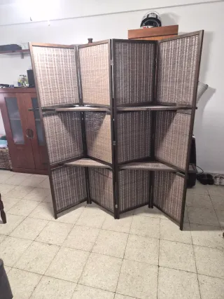 Biombo de madera con estanterías