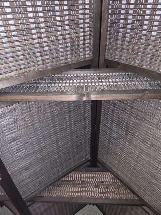 Biombo de madera con estanterías