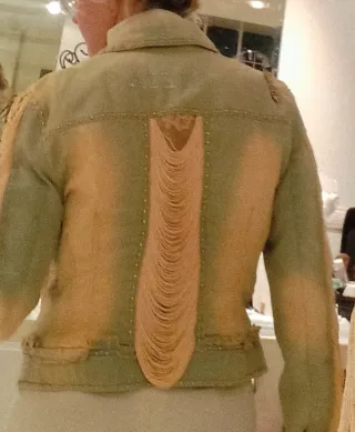 Chaqueta Gizia con flecos y tachuelas