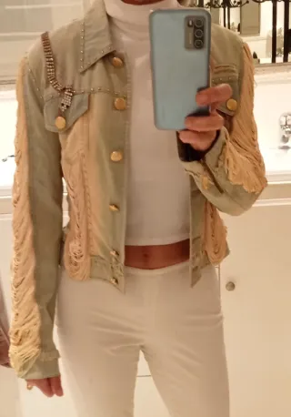 Chaqueta Gizia con flecos y tachuelas