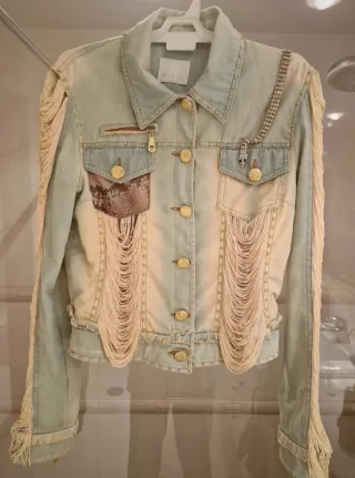 Chaqueta Gizia con flecos y tachuelas