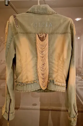 Chaqueta Gizia con flecos y tachuelas