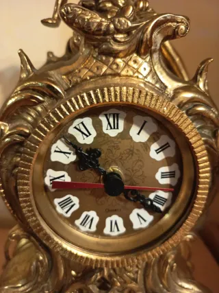Reloj de sobremesa de bronce antiguo