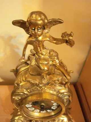 Reloj de sobremesa de bronce antiguo