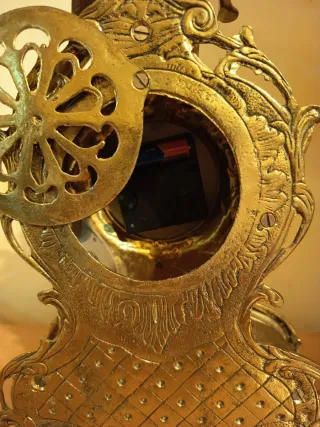 Reloj de sobremesa de bronce antiguo