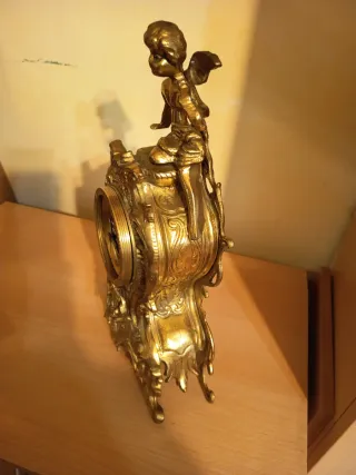 Reloj de sobremesa de bronce antiguo