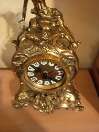 Reloj de sobremesa de bronce antiguo