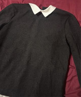 Camiseta negra con cuello de camisa blanco