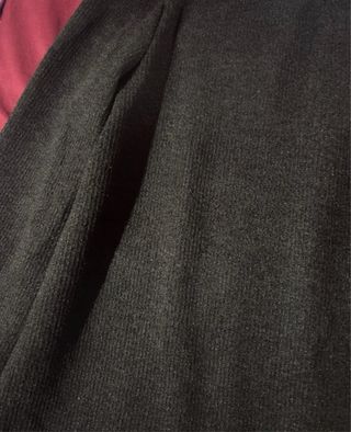 Camiseta negra con cuello de camisa blanco