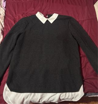 Camiseta negra con cuello de camisa blanco