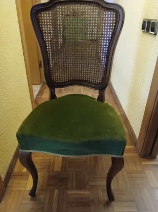 Sillas de madera y ratán