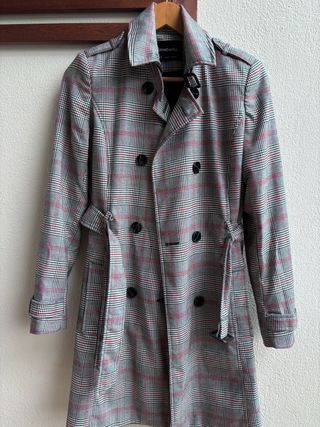 Chaqueta Stradivarius cuadros gris y rojo