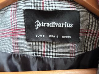 Chaqueta Stradivarius cuadros gris y rojo