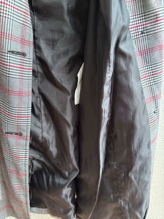 Chaqueta Stradivarius cuadros gris y rojo