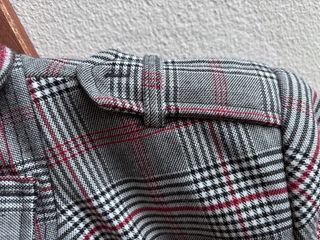 Chaqueta Stradivarius cuadros gris y rojo