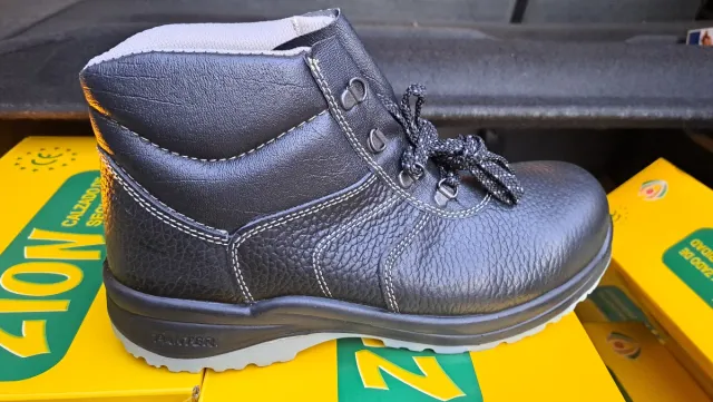 Botas de trabajo negras y grises