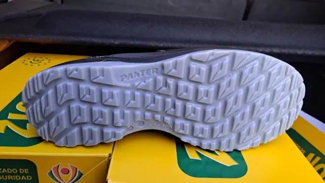 Botas de trabajo negras y grises