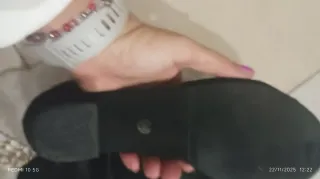 Sandali neri con cinturino dorato